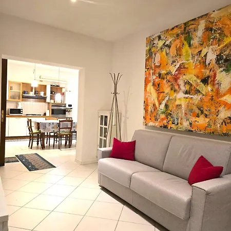 Rose House With Private Garden Apartment