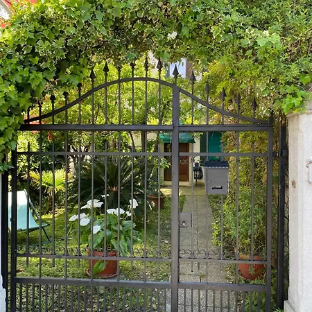 Rose House With Private Garden ונציה - לידו